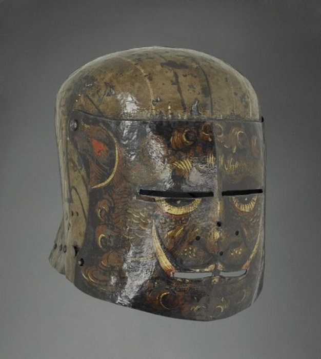 Рыцарский шлем, покрытый масляной росписью.